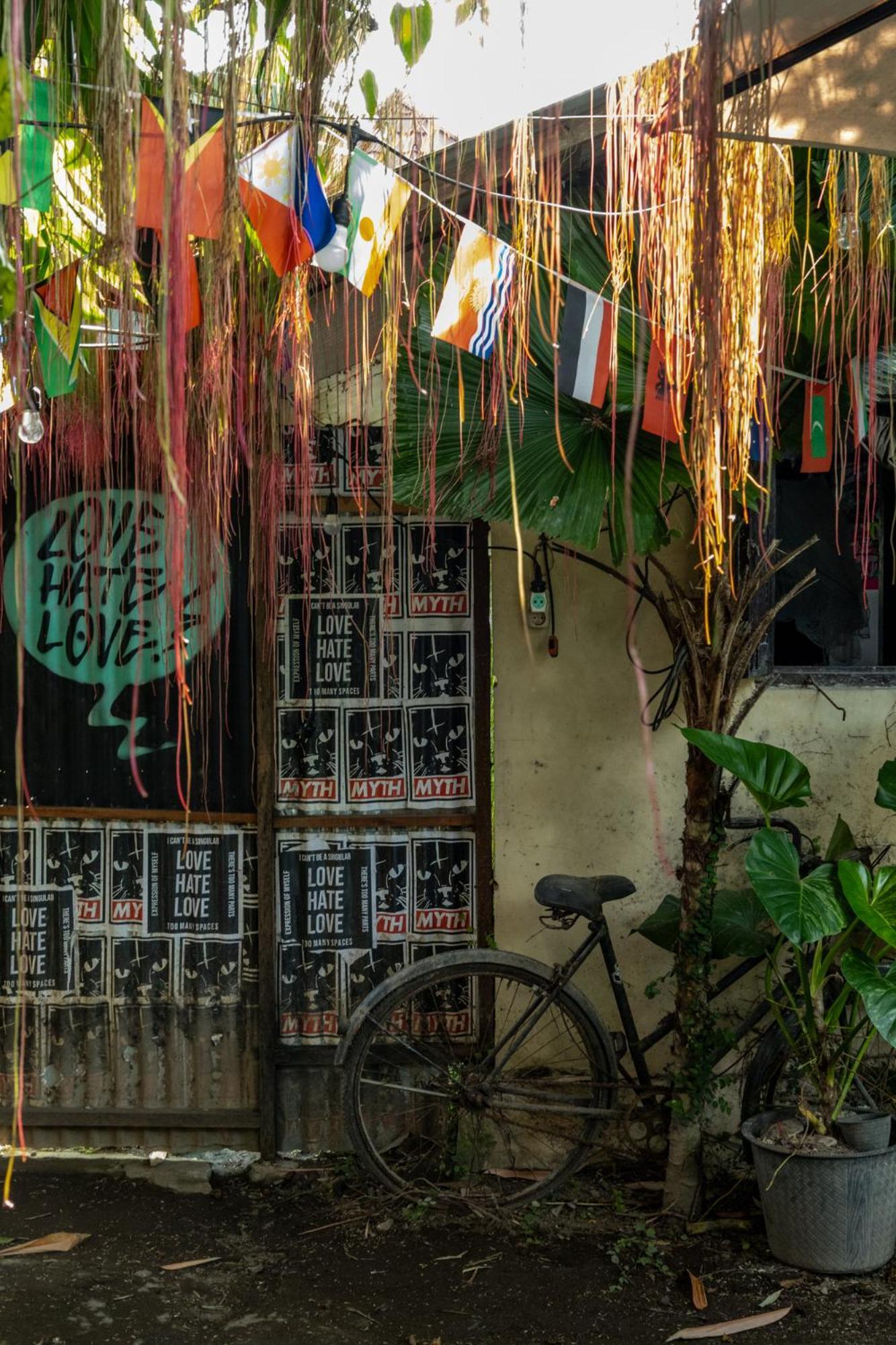 Losmanos Hostel Yogyakarta Exterior foto
