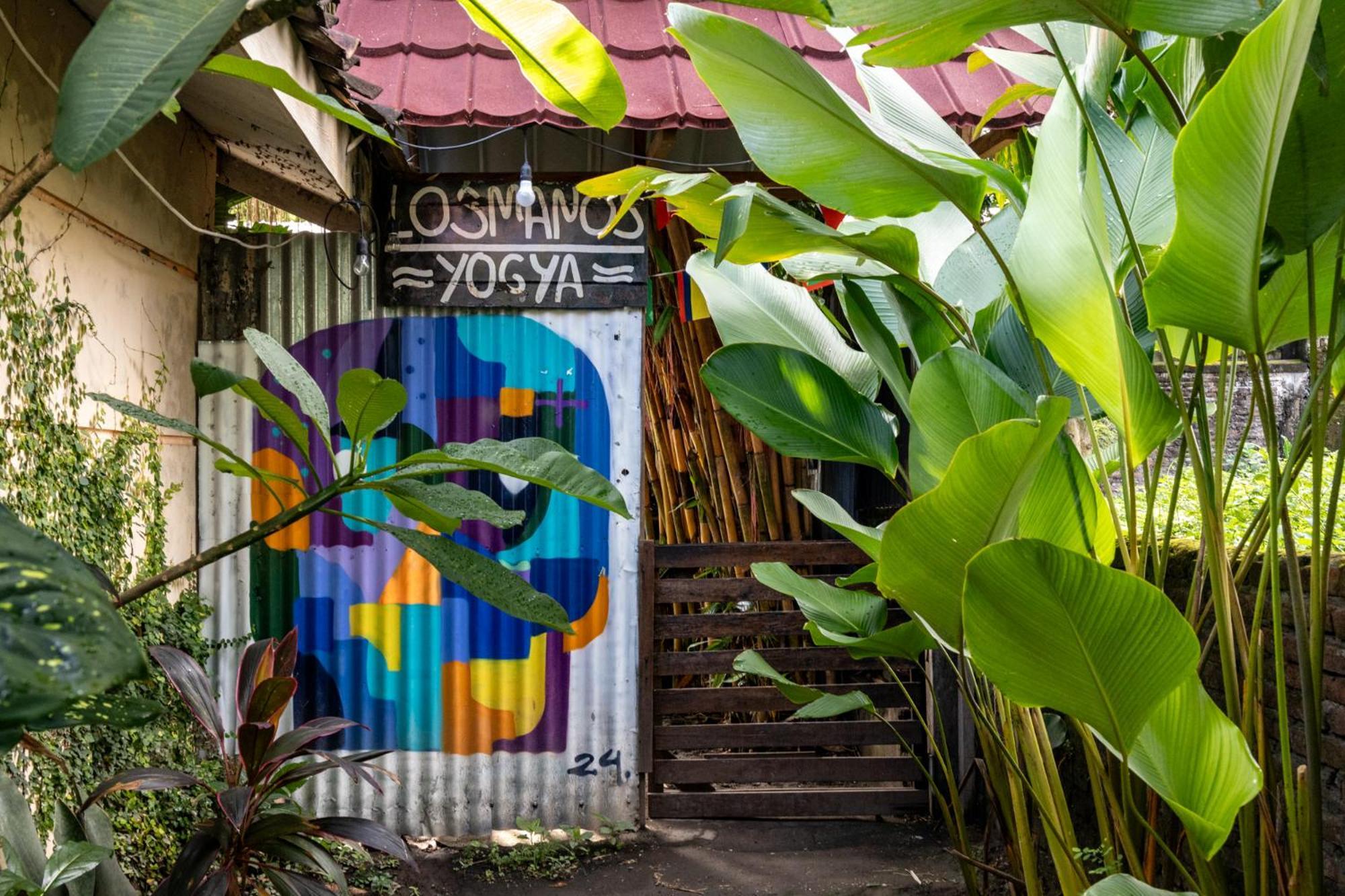 Losmanos Hostel Yogyakarta Exterior foto